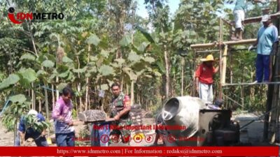 Babinsa Koramil Kanigoro Turun Langsung Bantu Bangun Rumah Warga di Desa Jatinom