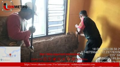 Kompak, Babinsa Koramil Sutojayan Bersama Masyarakat Gelar Gotong Royong Rehab Polindes