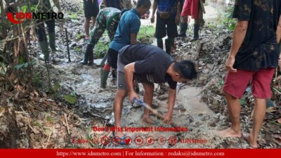 Satgas Pamtas RI-MLY Yonarmed 16/TK Bersama Warga Semunying Gelar Gotong Royong Normalisasi Sumber Mata Air