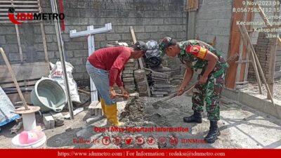 Wujud Kepedulian, Babinsa Koramil Sanankulon Bersama Warga Bantu Rehab Rumah 