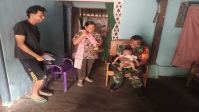 Wujud Kepedulian, Babinsa Koramil Garum Lakukan Monitoring dan Berikan Bantuan Tambahan Gizi kepada Anak Penderita Stunting