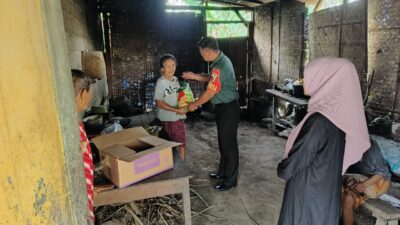Melalui Giat Babinsa Masuk Dapur, Serka Afroyin Berikan Bantuan Sembako kepada Warga di Desa Karangbendo