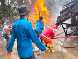 Polsek Bosar Maligas Bantu Evakuasi Korban Kebakaran Mobil yang dipicu Rokok