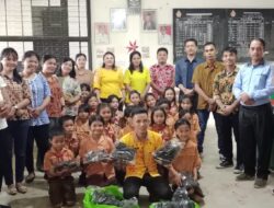 Dukung Dunia Pendidikan, Wabup Nias Barat Era Era Hia Beri Tali Asih pada Siswa SDN Hiliadulo