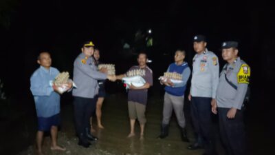 Demi Pengabdian pada Rakyat, Kapolsek AKP Buyung Terobos Banjir dalam Program Coolling Sistem