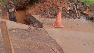 Diduga Proyek Tak Bertuan, Pekerjaan Pemasangan U-ditch Hampir Selesai