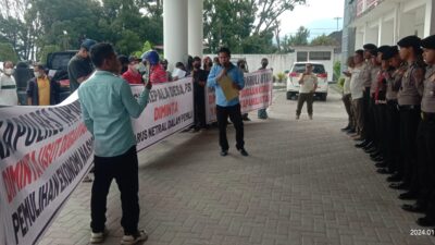 Aksi Demo Aliansi Masyarakat Tapanuli Utara ke Pemkab dan Polres Taput