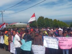 Tanah Ulayat Dirampas, Ratusan Warga Desa Riaria Geruduk Kantor Bupati 