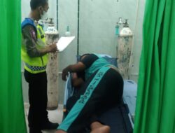 Personel Unit Gakkum Polres  Simalungun Gerak Cepat Tangani Kecelakaan Mobil Angkutan Penumpang Terbalik, 6 pelajar Luka-luka