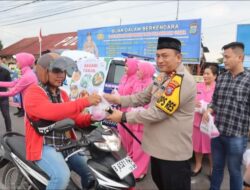 Polres Humbahas Bagi-Bagi Takjil Gratis kepada Umat Muslim di Depan Kantor Pos Doloksanggul