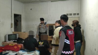 Asik Kelonan Enam Sejoli Kaget Lempar Selimut Akibat di Datangi Polisi