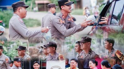 Peduli Sesama, Kapolsek Sandai Bagi Takjil Kepada Para Pengguna Jalan