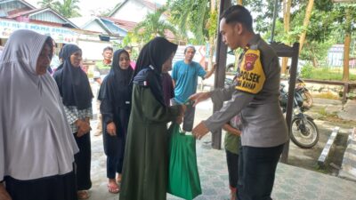 Jelang Lebaran, Polsek Nanga Mahap beri Bantuan Sembako kepada Masyarakat