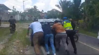 Personil Propam Polrestabes Medan Dorong Mobil yang Mogok Ditanjakan