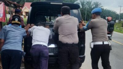 Operasi Ketupat Toba 2024, Polres Simalungun Bantu Pengendara Mogok di Jorlang Hataran