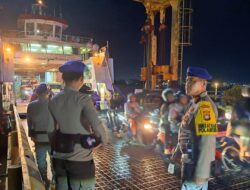 Sub Satgas Polairud OPS Ketupat Kapuas 2024 Amankan Arus Balik Mudik di Pelabuhan Penyebrangan Air