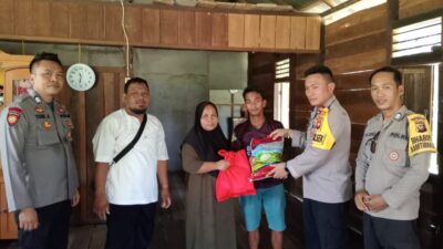 Polsek Kuala Mandor B Beri Bantuan Sembako kepada Korban Bencana Alam Pohon Tumbang