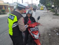 Turun ke Jalan, Sat Lantas Polres Simalungun Edukasi Keselamatan dengan Brosur dan Stiker