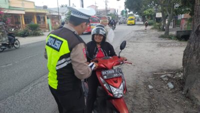 Turun ke Jalan, Sat Lantas Polres Simalungun Edukasi Keselamatan dengan Brosur dan Stiker