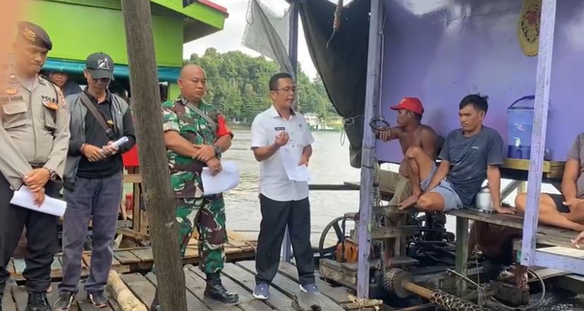 Aktivitas Peti Rusak Cagar Budaya Tim Gabungan Tni Polri Dan Forkompincam Berikan Peringatan