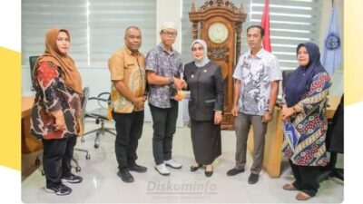Plt Bupati Labuhanbatu Serahkan Bantuan kepada Junaidi, Wartawan Korban Kebakaran