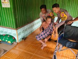 Kapolsek Nanga Mahap Beri Kursi Roda pada Warga Lumpuh di Desa Tamang   
