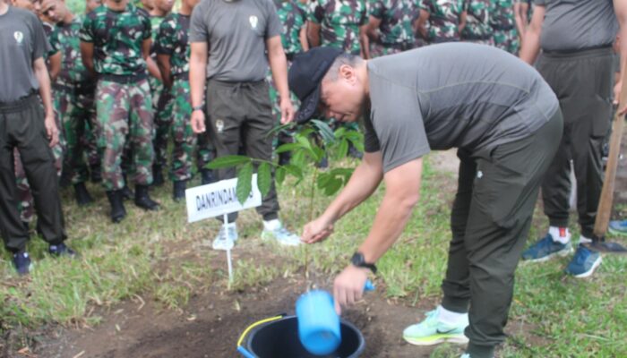 Danrindam I/BB Kolonel Inf Charles BP Sagala Penanaman Pohon bersama Siswa Prodi Diktuba TNI AD TA 2024