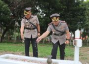 Hari Bhayangkara ke-78, Polres Simalungun dan Polres Pematangsiantar Tabur Bunga di Taman Makam Pahlawan