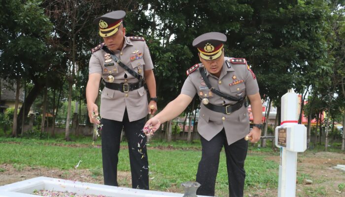 Hari Bhayangkara ke-78, Polres Simalungun dan Polres Pematangsiantar Tabur Bunga di Taman Makam Pahlawan