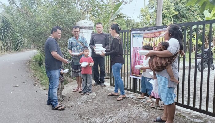 Aiptu Senang Sembiring bersama Istri Berbagi Rezeki kepada Warga Sekitar Desa Namo Simpur Kecamatan Pancur Batu