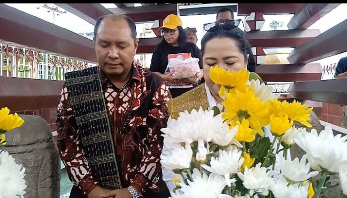 Bistok Richard Lumbantobing bersama Istri Ziarah ke Makam Raja Siantar