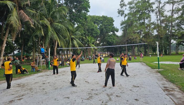 Polsek Tanah Jawa Gelar Pertandingan Bola Voli Meriahkan HUT RI Ke-79