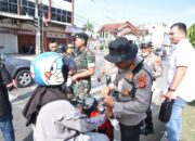 Kapolres Bireuen Bagi-bagi Bendera Merah Putih ke Pengendara 