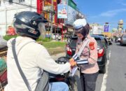 Jelang HUT RI ke-79, Satlantas Polres Bireun Bagi-bagi Bendera ke Pengedara