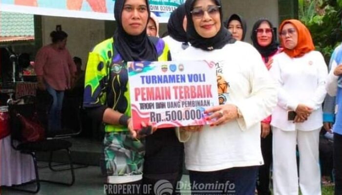 Hj Ellya Rosa Saksikan Final Bola Volly antar Lembaga Wanita 