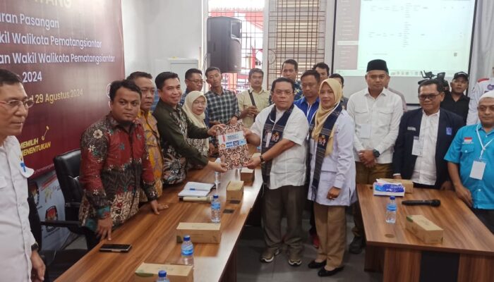 Ratusan Massa Dampingi Wesly Silalahi – Herlina Mendaftar ke KPU Pematangsiantar 