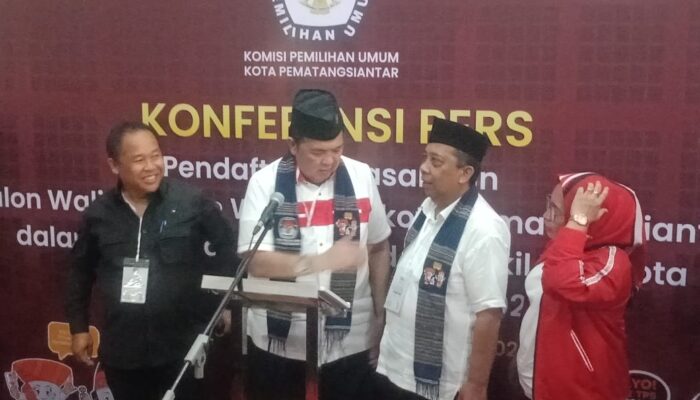 Ratusan Simpatisan Antarkan Yan Santoso Purba – Irwan Mendaftar ke KPU Kota Pematangsiantar 
