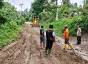 Polsek Raya Kahean Bersama Warga Gotong Royong Perbaiki Jalan di Kaki Gunung Simarsolpah