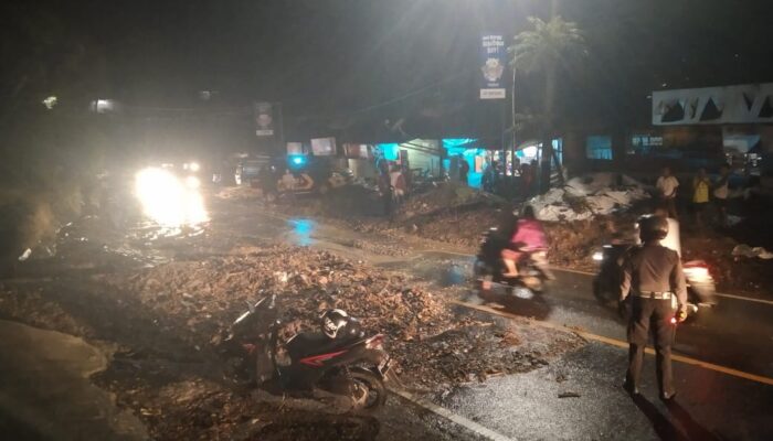 Polri, TNI, dan Warga Bersinergi Tangani Longsor di Jalan Siantar-Parapat, Akses Jalan Kembali Normal