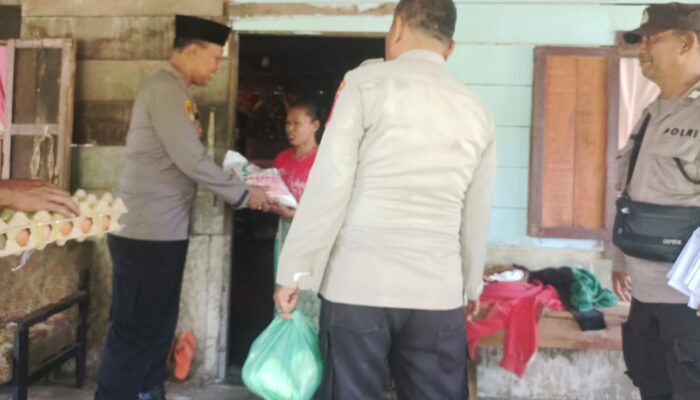 Polsek Tanah Jawa Gelar Jumat Berkah: Berbagi Sembako di Nagori Buntu Bayu