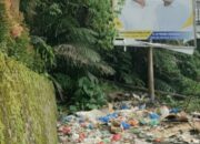 Wah Bau! Tumpukan Sampah Hiasi Baliho Paslon Nomor Urut 1 di Gerbang Kota Touris Parapat