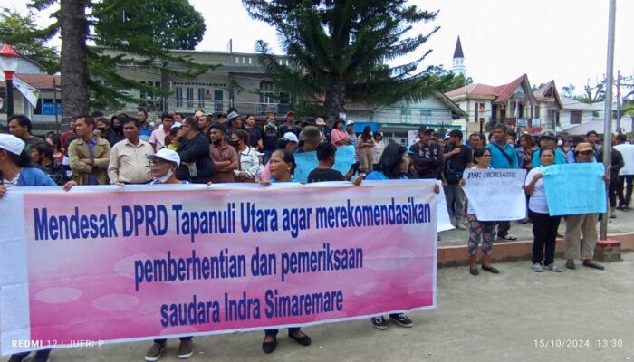 Ribuan Massa Datangi DPRD Taput Desak Indra Simaremare di Copot