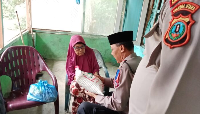 Kapolsek Tanah Jawa Gelar Jumat Berkah, Bagikan Sembako untuk Warga Kurang Mampu