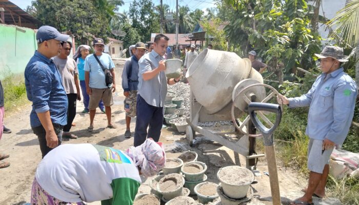 Lama Tak Tersentuh Pemerintah, Benny Gusman Sinaga bersama Warga Huta Dolok Tolong Perbaiki Jalan Rusak