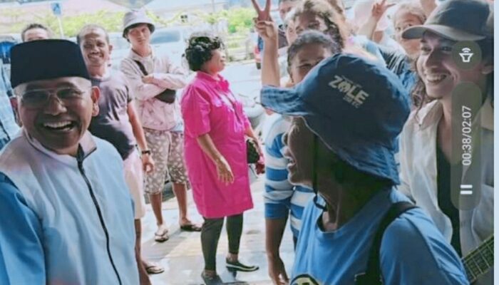Anton Achmad Saragih Berbaur dengan Masyarakat di Parapat