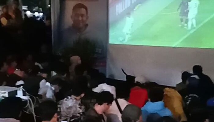 Penuh Padat Nobar Timnas Indonesia Dihalaman Posko Pemenangan Prabowo Subianto 