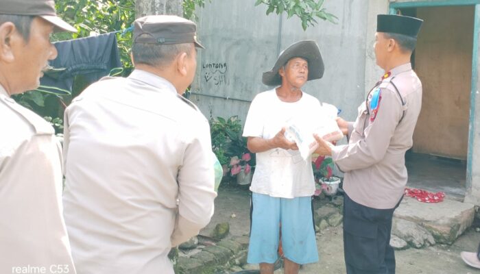 Kapolsek Tanah Jawa Gelar “Jumat Berkah”, Bagikan Sembako kepada Warga Kurang Mampu di Hutabayuraja