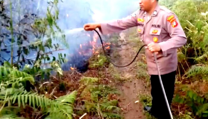 Anggota Polres Humbahas Berhasil Cegah Kebakaran Tanaman Warga, meski kondisi cacat