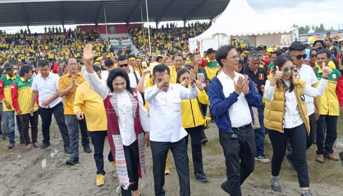 Massa Birma-Erwin Bertahan Saat Hujan Kampanye di Lapangan Simangaronsang 