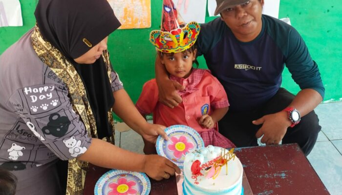 Saripa Noviana Silalahi Rayakan Ulang Tahunnya yang ke- 6 Tahun bersama Teman dan Guru Disekolah 